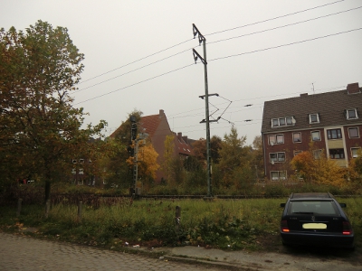 Farbfoto: Die elektrifizierte Eisenbahnlinie Leer-Emden und im Bildhintergrund die Fürbringerstraße in Emden im Oktober des Jahres 2012. Foto: Erwin Thomasius.