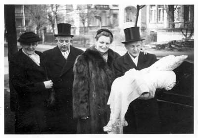 Schwarz-Weiß-Foto: Eine Taufe in Göttingen im Jahr 1954.