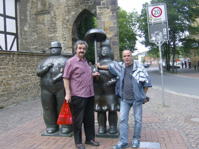 Farbfoto: Ekki ... und Ralph Ivert vor den zwei Statuen MANN MIT STOCK und FRAU MIT ALTEM SCHIRM von dem Künstler Fernando Botero vor dem Rosentor in Goslar am Sonntag dem 7. August im Jahre 2011 Foto: R.I.