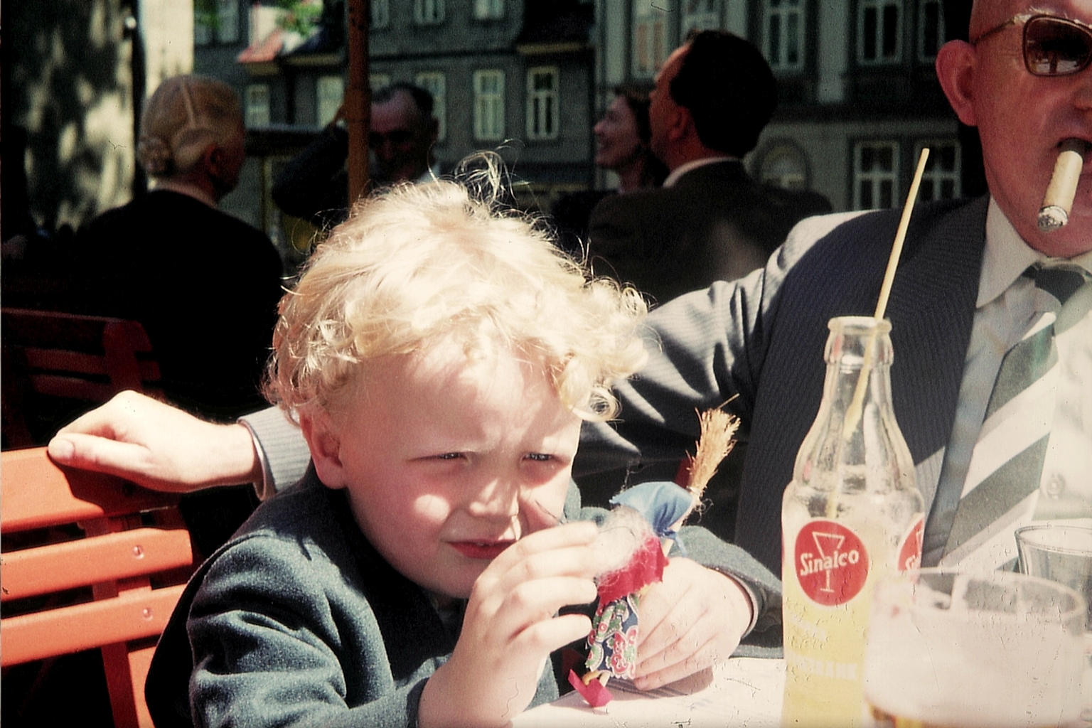 Farbfoto: Mein Großvater Bernhard Oostinga, meine kleine Brockenhexe und ich in Goslar im Harz im Jahr 1958. Fotografin: Ingrid Oostinga.