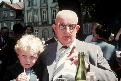 Farbfoto: Erwin Thomasius und sein Großvater Bernhard Oostinga im Jahre 1958 in Goslar im Harz. Foto: I.O.