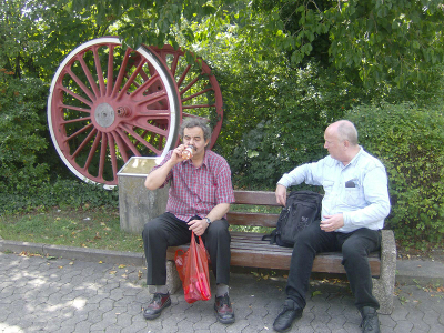 Farbfoto: Der Bahnofsvorplatz in Goslar am Sonntag, dem 7. August im Jahre 2011. Foto: R.I.