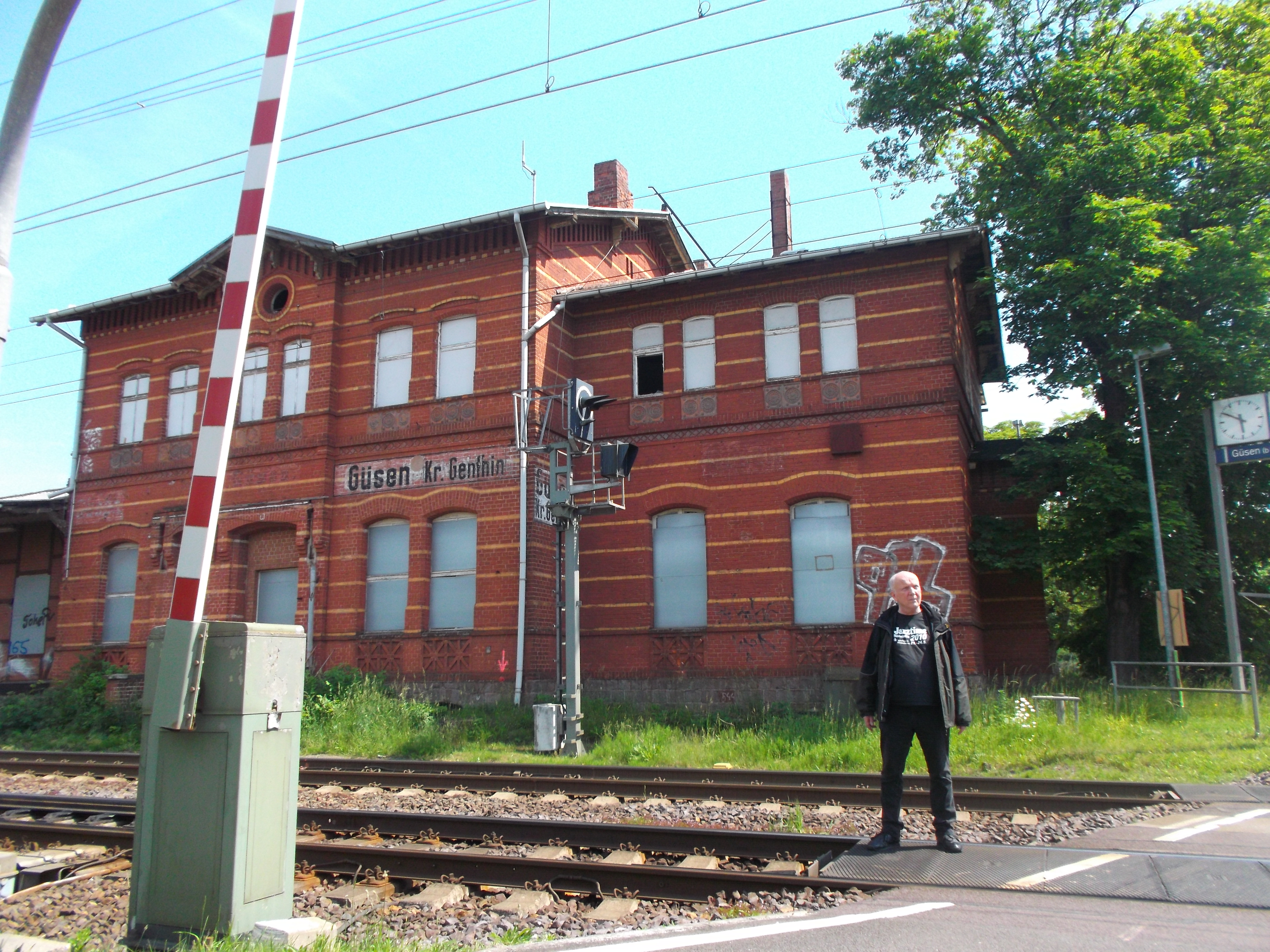 Farbfoto: Erwin Thomasius vor dem ehemaligen Bahnhofsgebäude der Hauptbahn in Güsen am Sonnabend, dem 4. Juni im Jahre 2016. Fotograf: R. I.