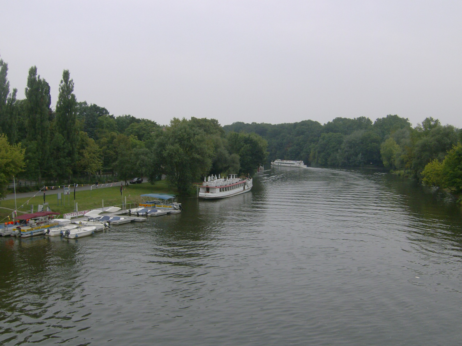 Farbfoto: Ausflugsschiffe auf dem Fluss DIE SAALE am Rand von Halle am 31. August im Jahre 2012. Fotgraf: Ralph Ivert.