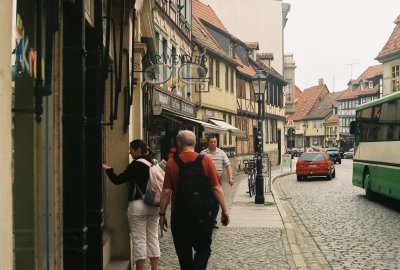 Farbphoto: Die Pölkenstraße in Quedlinburg mit dem Optiker Christian Wendler und dem Antiquariat und Buchhandlung Gebecke. Mai 2009.