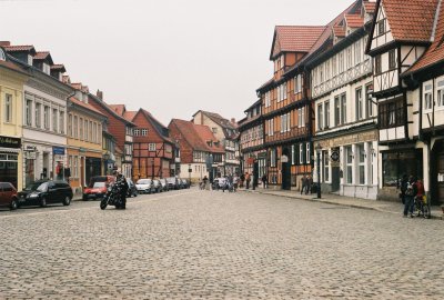 Farbphoto: Kopfsteinpflaster in Quedlinburg.