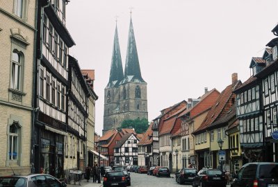 Farbphoto: Blick aus der Altstadt von Quedlinburg auf die Nikolaikirche. Mai 2009.