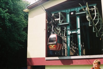 Farbphoto: Die Talstation der von Thale zum Hexentanzplatz oberhalb Thales fahrenden Seilbahn. Mai 2009.