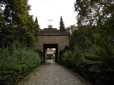 Farbfoto: Der Eingang vom Friedhof Lilienthalstraße im Volkspark Hasenheide im August des Jahres 2014. Fotograf: Bernd Paepcke.