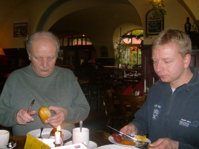Farbfoto: Erwin Thomasius links und K. rechts beim Frühstück in dem Restaurant Wirtshaus Hasenheide in der Straße Hasenheide im Bezirk Neukölln in Berlin im Oktober des Jahres 2011. Fotograf: R.I.