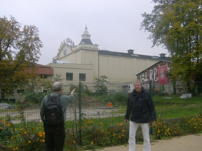 Farbfoto: Das Hindu-Tempel Gelände im Volkspark Hasenheide im Oktober des Jahres 2011. Im Bildhintergrund der denkmalgeschützte Rest von dem einst sehr viel größeren Amüsier- und Veranstaltungsgelände "Neue Welt". Fotograf: R.I.