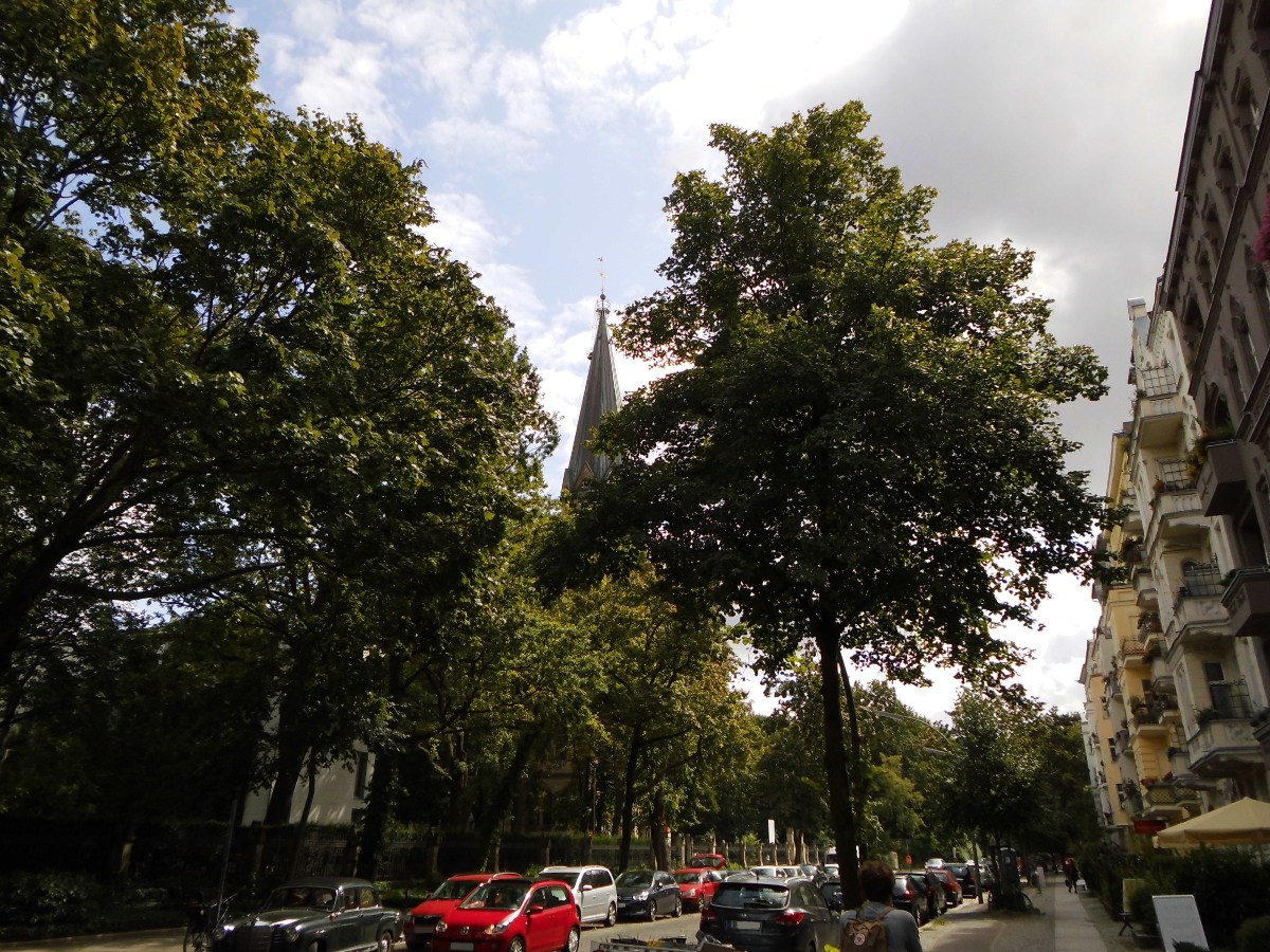 Farbfoto: Die Lilienthalstrasse zwischen dem Volkspark Hasenheide mt der Apostolischen Nuntiatur und der St. Johannes-Basilika in Neukoelln links von der Lilienthalstrasse. Und dem Restaurant Kleiner Prinz - Maly Ksiaze in Kreuzberg rechts von der Lilienthalstrasse. Im August des Jahres 2014. Fotograf: Bernd Paepcke