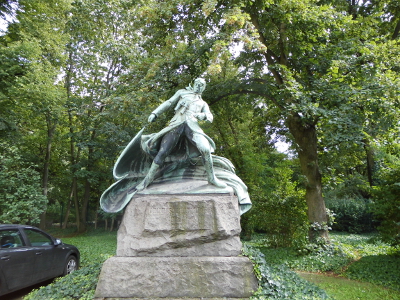 Farbfoto: Das Denkmal für die deutschen Luftschiffer im Ersten Weltkrieg von 1914 bis 1918 im Volkspark Hasenheide im August des Jahres 2014. Fotograf: Bernd Paepcke.