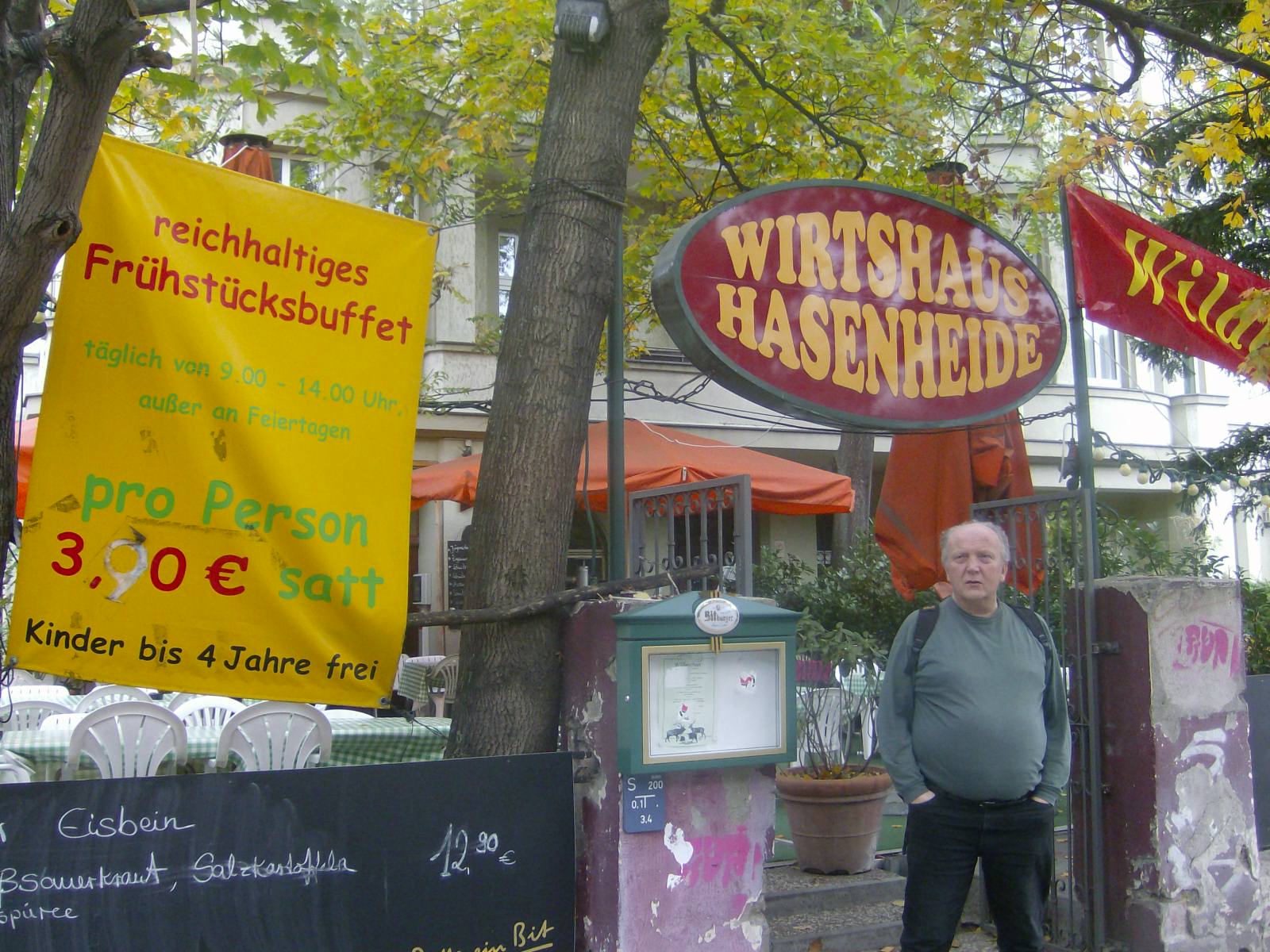 Farbfoto: Erwin Thomasius vor dem Wirtshaus Hasenheide in der Hasenheide 18 in Neukölln in Berlin im Oktober des Jahres 2011. Fotograf: R.I.