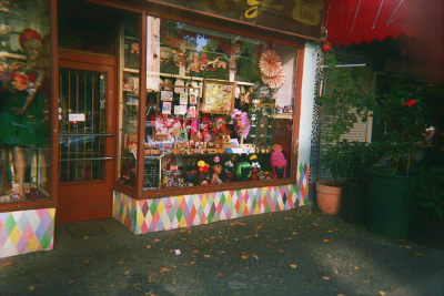 Farbfoto: Blick in ein Schaufenster des Geschäftes für Zaubereibedarf in der Hermannstraße. Im Bezirk Neukölln in Berlin im Oktober des Jahres 2014. Foto: Erwin Thomasius.
