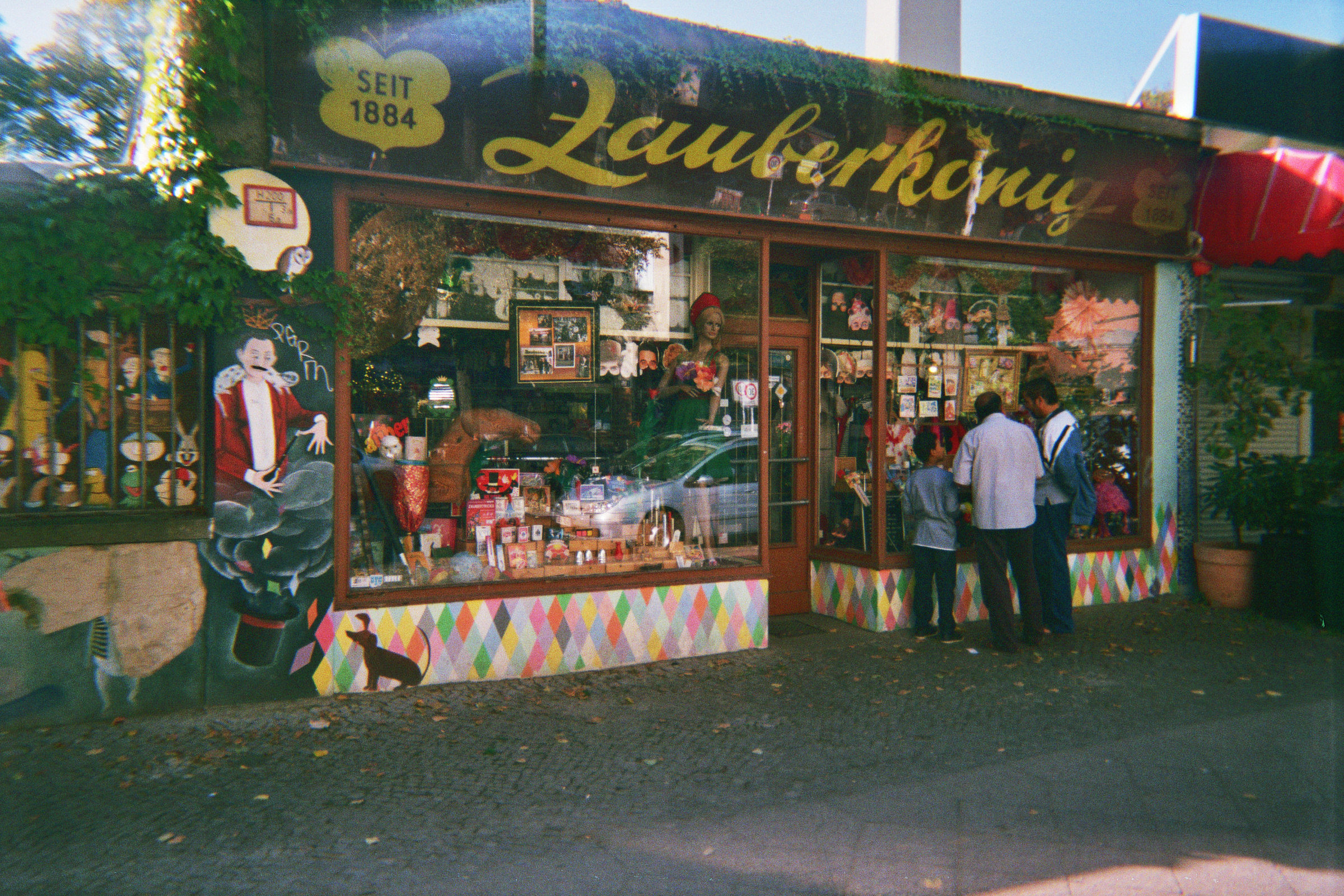 Farbfoto: Blick auf das Geschäft ZAUBERKOENIG in der Hermannstraße. Im Bezirk Neukölln in Berlin im Oktober des Jahres 2014. Foto: Erwin Thomasius.