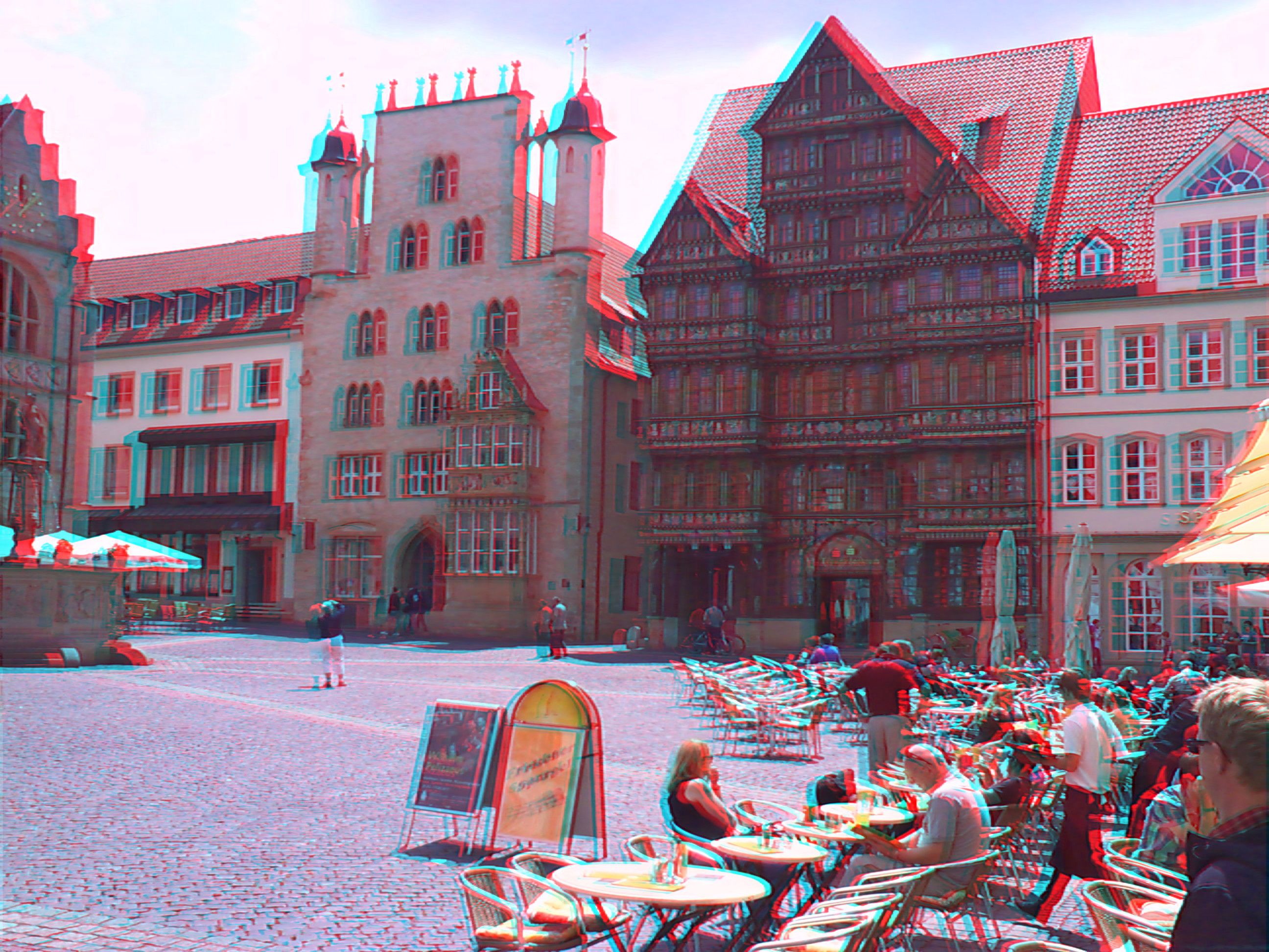 Dreidimensionales Farbfoto vom Historischen Marktplatz in Hildesheim. Von links nach rechts. Das Rathaus, davor der Rolandbrunnen, die Rathausstraße, Hildesheimer Allgemeine Zeitung, Tempelherrenhaus, Judenstraße, Wedekindhaus, Lüntzelhaus. Am Pfingstsonntag des Jahres 2011. Fotograf. Kim Hartley.