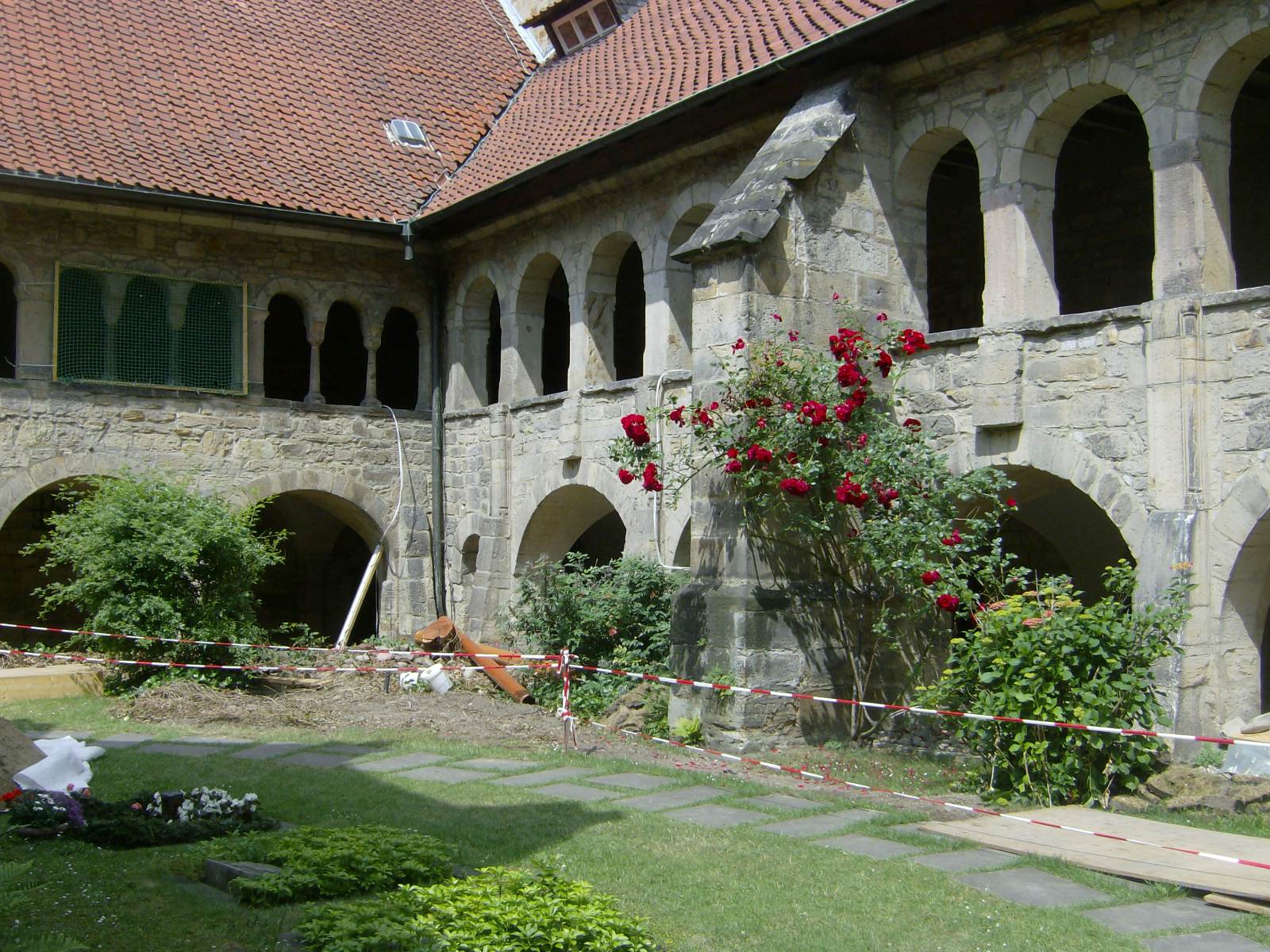 Farbfoto: Der Kreuzgang im Hildesheimer Dom am Pfingstsonntag 2011. Während der Domsanierung. Fotograf: Ralph Ivert.