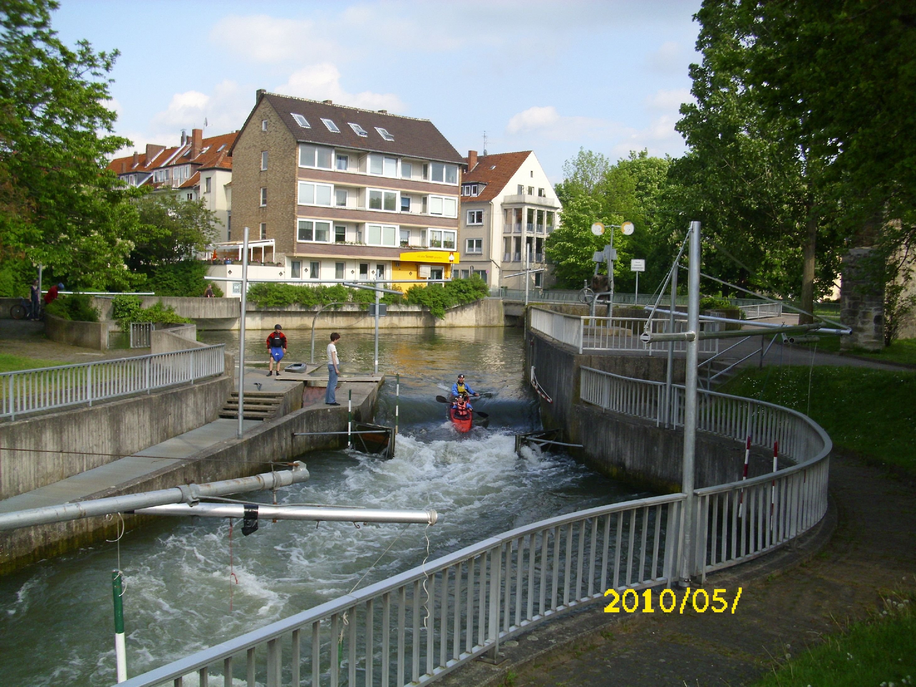 Farbfoto: Der Fluß die Innerste in Hildesheim am Pfingstsonntag 2010. Fotograf: Kim Hartley.
