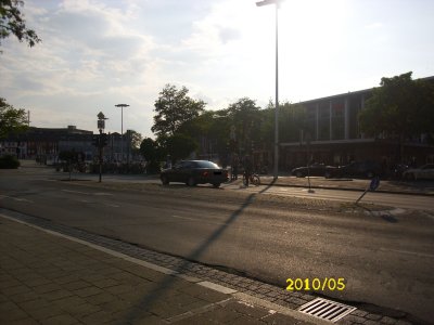 Farbfoto: Blick auf den Hildesheimer Hauptbahnof am Abend des Pfingstsonntags im Jahre 2010. Fotograf: Kim Hartley.