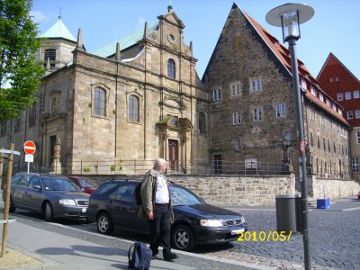 Farbfoto: Von links oben kommend die Kreuzstraße. Rechts die Staße Der Brühl. Im Mai 2010. Foto: Kim Hartley.