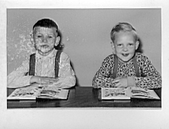 Zwei Schüler einer Ersten Schulklasse in der Hohnsenschule in Hildesheim im Jahr 1960.