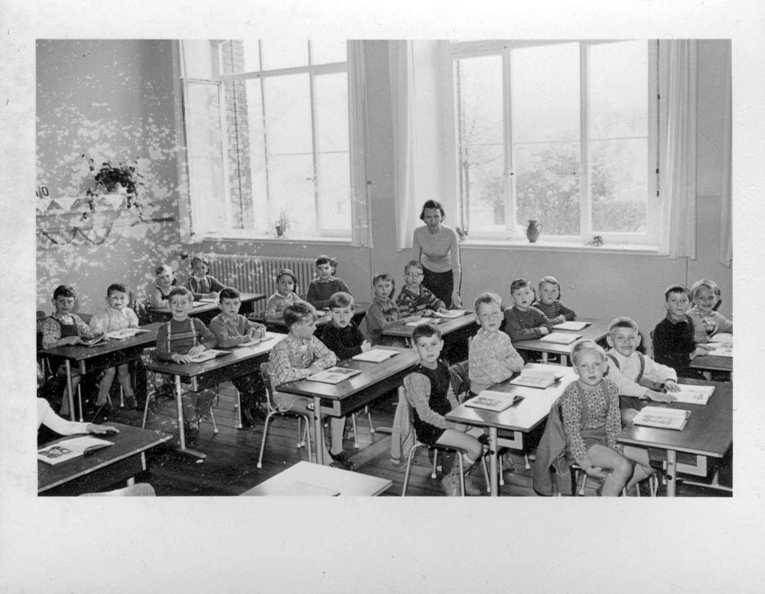 Schwarz-Weiß Photo von einer ersten Schulklasse in der Hohnsenschule in Hildesheim im Jahr 1960