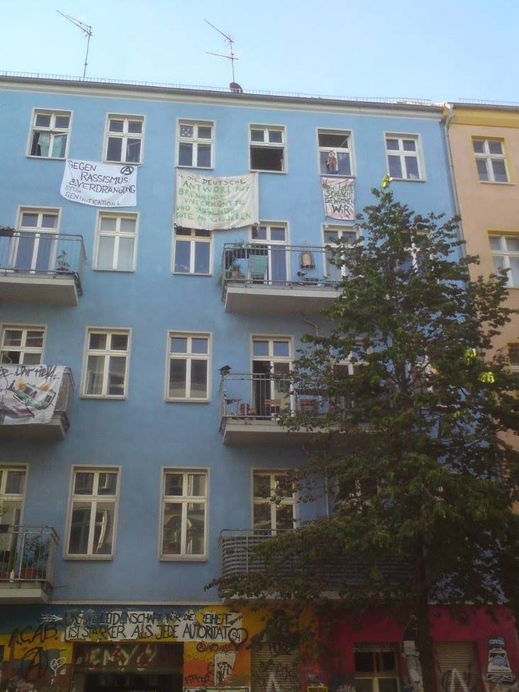 Farbfoto: Die Fassade des Hauses Rigaer Straße 94 in Friedrichshain in Berlin im Juni des Jahres 2016. Fotograf: Ralf Splettstößer.