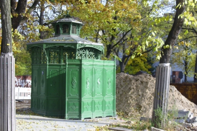 Farbfoto: Ein Pissoir in der Karl-Marx-Straße im Bezirk Neukölln in Berlin im Oktober des Jahres 2010. Foto: Erwin Thomasius.