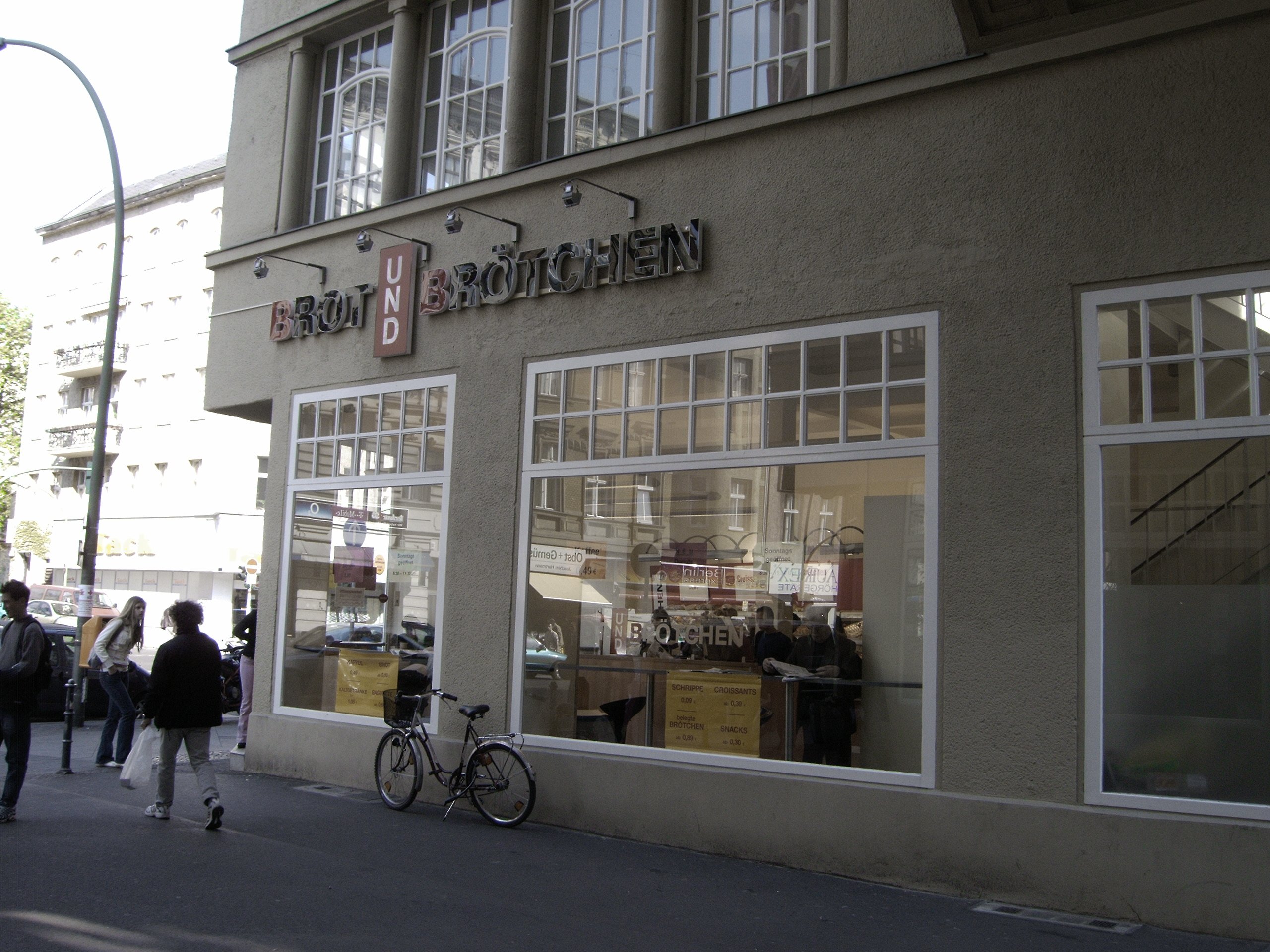 Farbphoto: Ein Imbiss mit Schrippen /Brötchen-Verkauf in der PASSAGE zwischen der Karl - Marx - Straße und der Richardstraße. Im Bezirk Neukölln in Berlin im Jahr 2005. Photo: Kim Hartley.