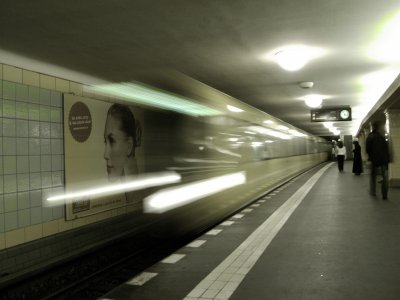 Farbphoto vom U-Bahnhof unter dem Hermannplatz in Neukölln in Berlin im Jahr 2005. Photo: Kim Hartley.