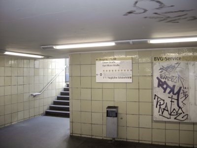 Farbphoto: Im U - Bahnhof Neukölln unter der Karl - Marx - Straße im Bezirk Neukölln in Berlin im Jahr 2005. Photo: Kim Hartley.
