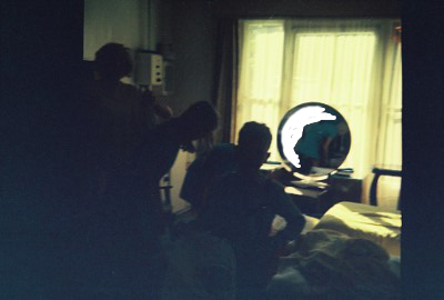 Farbfoto: In unserem Hotelzimmer macht uns das Zimmermädchen die Betten. In London im Jahre 1968. Fotograf: Erwin Thomasius.