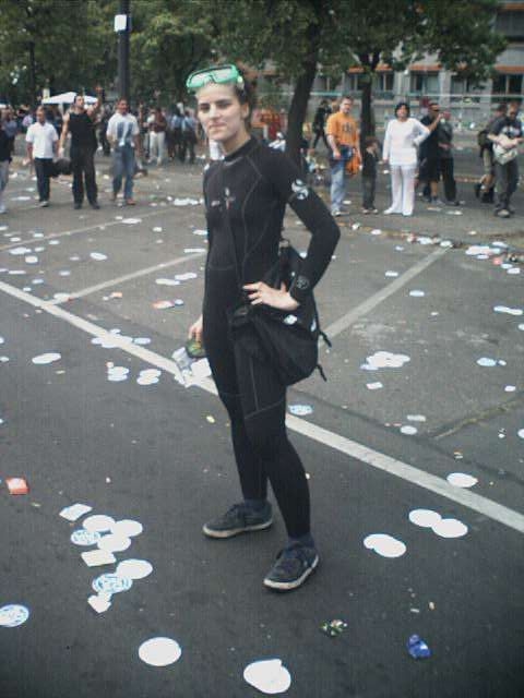 Photo von einer Frau im Taucherinnenanzug auf der Loveparade in Berlin am 21.07.2001