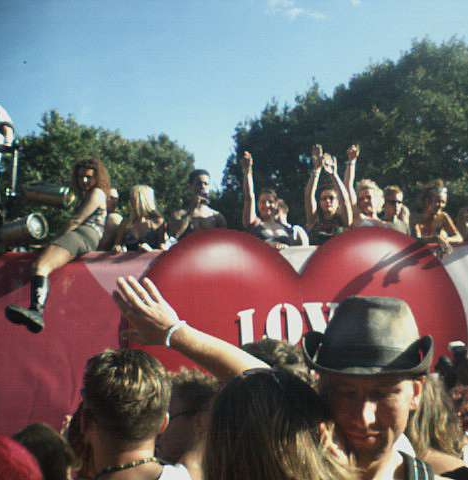 LOVE REPUBLIK, Photo vom Abend der Loveparade in Berlin am 21.07.2001