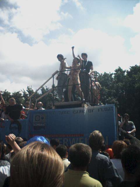 Photo von einem Wagen der Love Parade im Tiergarten in Berlin am 21.07.2001