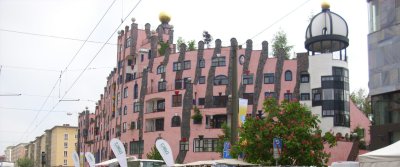 Farbfoto: Blick auf das als Grüne Zitadelle bezeichnete Hundertwasserhaus in Magdeburg. Am Pfingstsonntag des Jahres 2010. Fotograf: Kim Hartley.