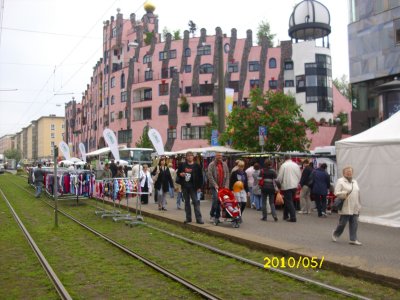 Farbfoto: Kim Hartley aus dem Bezirk Neukölln in Berlin vor dem Hundertwasserhaus in Magdeburg am Pfingstsonntag im Jahre 2010. Foto: Erwin Thomasius.