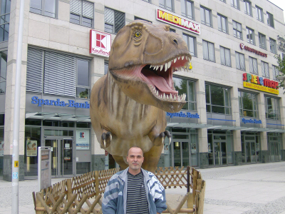 Farbfoto: Die Saurierstatue auf dem Platz vor dem Hauptbahnhof Magdeburg in Magdeburg am Sonntag, dem 7. August im Jahre 2011. Foto: R.I.