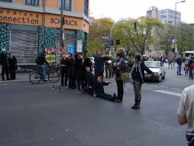 Farbfoto von der Oranienstraße am Ersten Mai im Jahre 2006 im Bezirk Kreuzberg in Berlin. Fotograf: Kim Hartley.