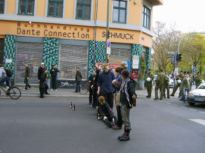 Farbfoto von der Oranienstraße am Ersten Mai im Jahre 2006 im Bezirk Kreuzberg in Berlin. Fotograf: Kim Hartley.