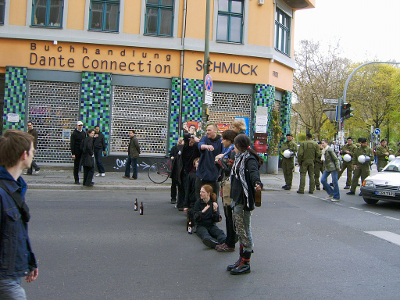Farbfoto von der Oranienstraße am Ersten Mai im Jahre 2006 im Bezirk Kreuzberg in Berlin. Fotograf: Kim Hartley.