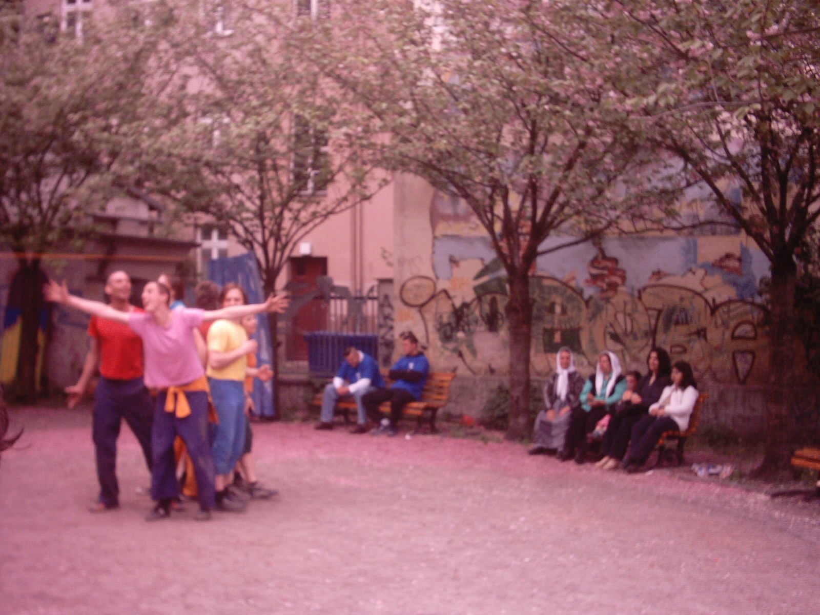 Photo von einer Theateraufführung am 1. Mai 2004 in Kreuzberg in Berlin (Germany). Copyright by Kim Hartley.