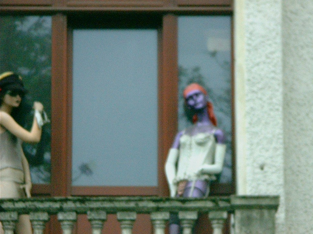 Photo von zwei Schaufensterpuppen auf einem Balkon am 1. Mai 2004 in Kreuzberg in Berlin (Germany). Copyright by Kim Hartley.