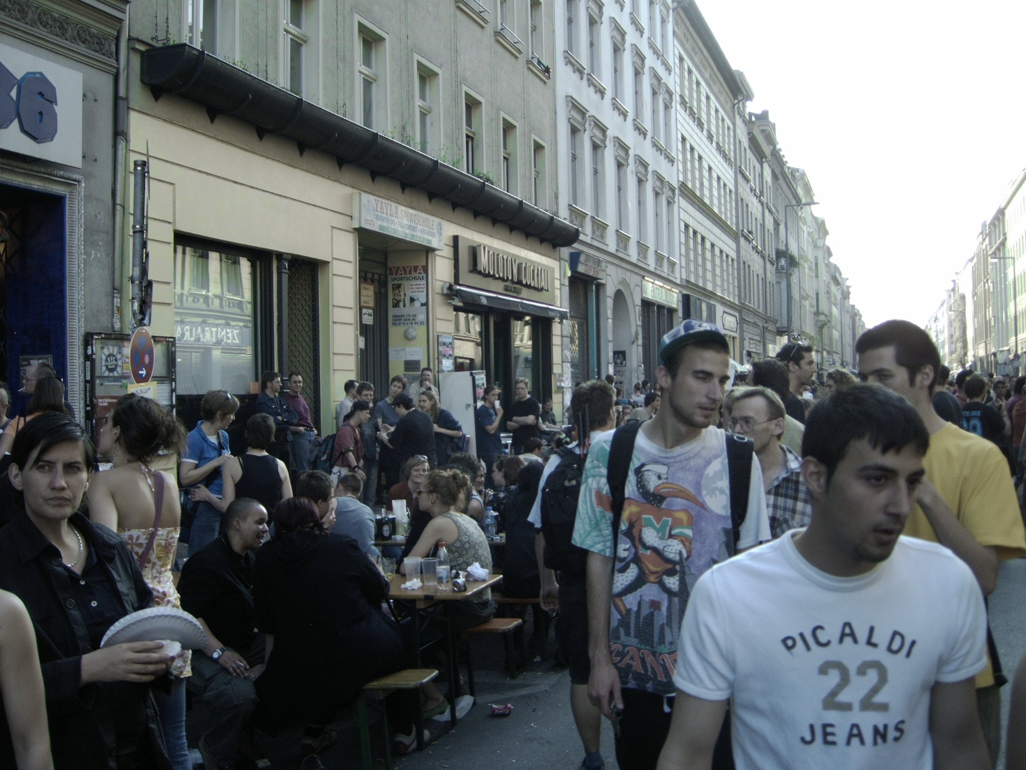 Am ersten Mai 2005 in Kreuzberg in Berlin in der Oranienstraße vor der Discothek SO36. Photo: Kim Hartley.