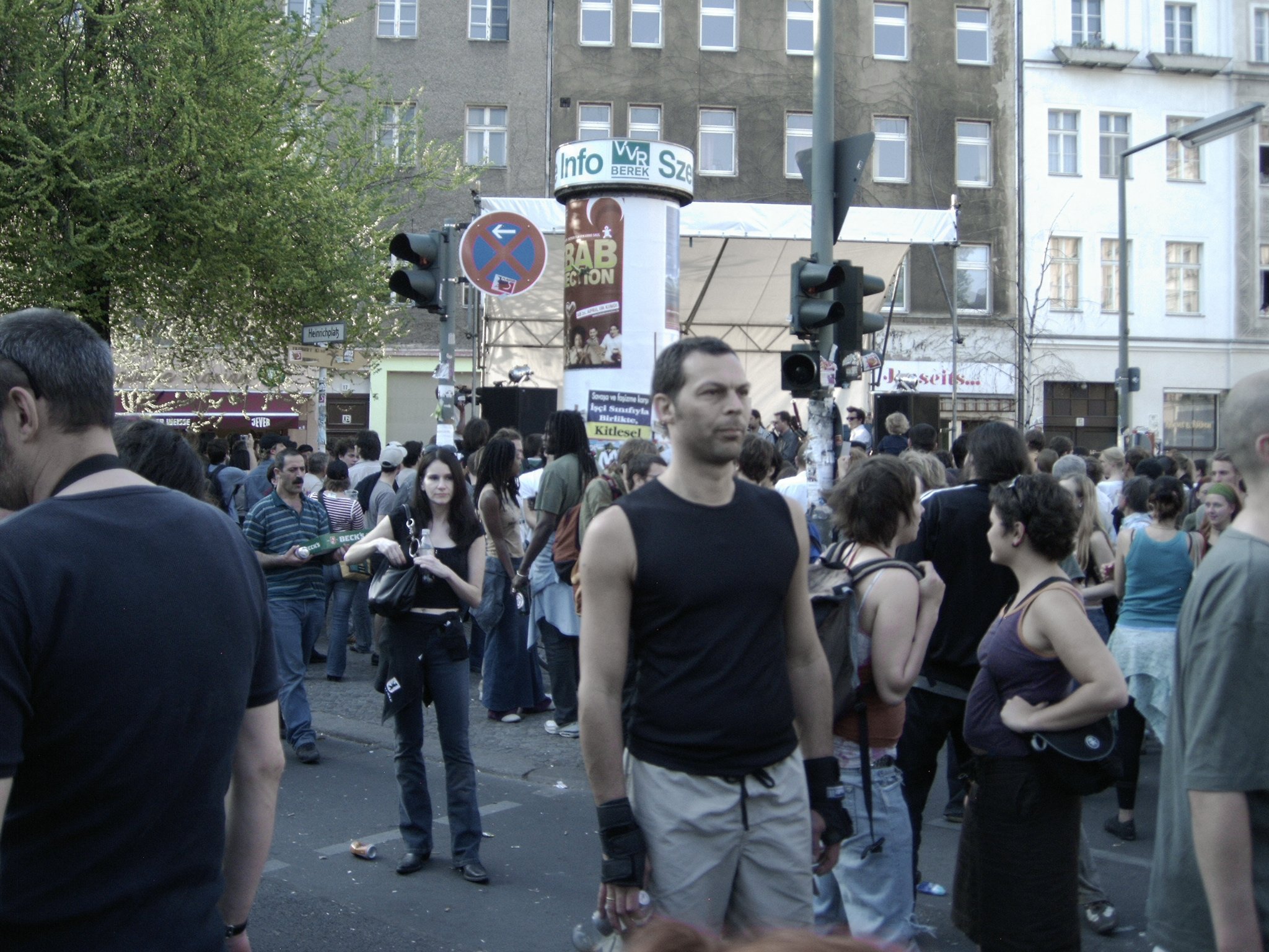 Am ersten Mai 2005 am Heinrichplatz in Kreuzberg in Berlin. Photo: Kim Hartley.