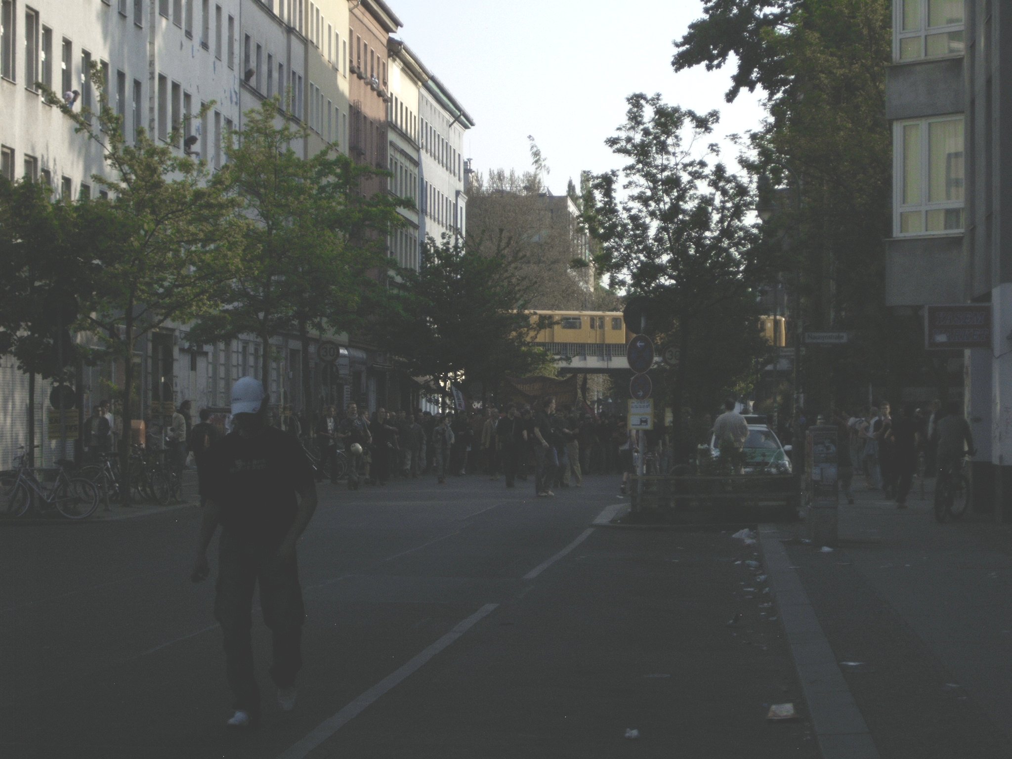 Eine Demonstration am ersten Mai 2005 in Kreuzberg in Berlin. Photo: Kim Hartley.