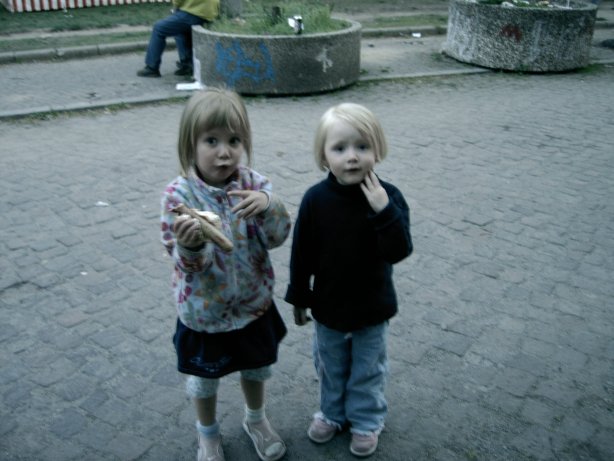 Zwei Kinder am ersten Mai 2005 in Kreuzberg in Berlin. Photo: Kim Hartley.