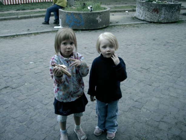 Zwei Kinder am ersten Mai 2005 in Kreuzberg in Berlin. Photo: Kim Hartley.