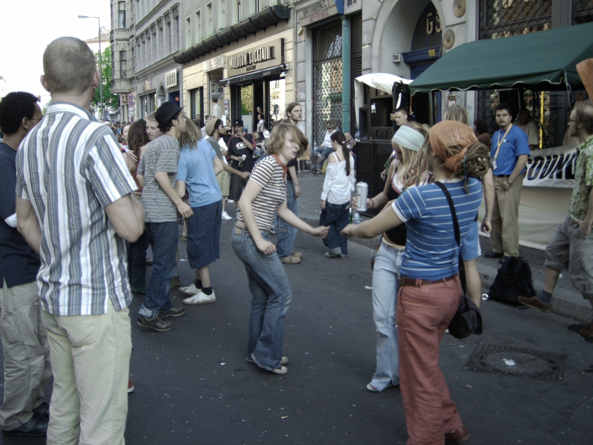 Photo von tanzenden Menschen am ersten Mai 2005 in der Oranienstrasse in Kreuzberg vor der Discothek SO36. Photo: Kim Hartley.